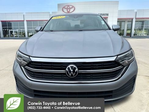 Used 2024 Volkswagen Jetta SE FWD image 8