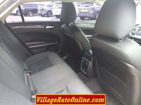 Used 2018 Chrysler 300 Touring w/ Sport Appearance Package image 33