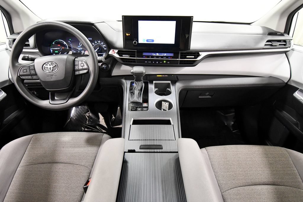 Used 2025 Toyota Sienna LE AWD/4WD image 3