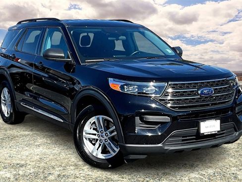 Used 2023 Ford Explorer XLT image 1