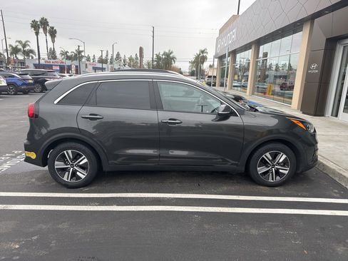 Used 2022 Kia Niro EX image 2