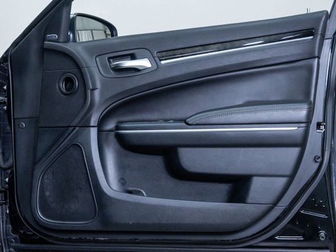 Used 2018 Chrysler 300 Limited image 8