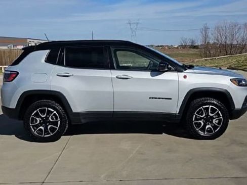 Used 2024 Jeep Compass Trailhawk AWD/4WD image 9