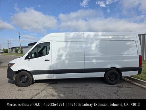 Used 2025 Mercedes-Benz Sprinter 2500 image 2