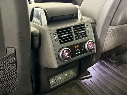 Used 2024 Land Rover Discovery Dynamic SE image 16