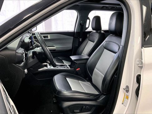 Certified 2022 Ford Explorer XLT w/ Equipment Group 202A image 24