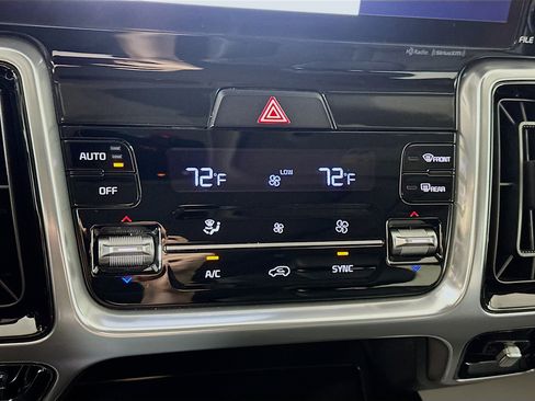 Certified 2023 Kia Sorento SX AWD/4WD image 16