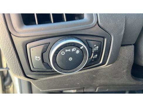 Used 2015 Ford Focus SE w/ SE Cold Weather Package FWD image 23