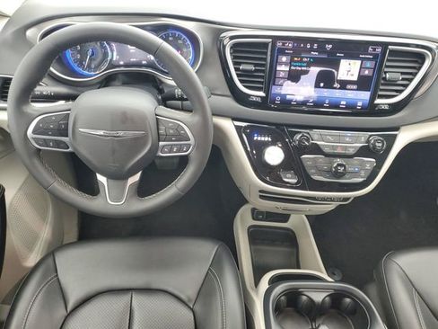 Used 2023 Chrysler Pacifica Touring-L image 15