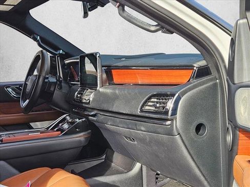 Used 2020 Lincoln Navigator Reserve w/ Luxury Package image 24