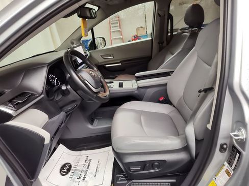 Used 2022 Toyota Sienna XLE w/ XLE Plus Package image 3