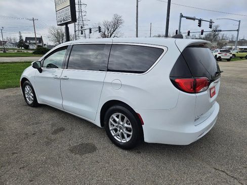 Used 2022 Chrysler Voyager LX image 8