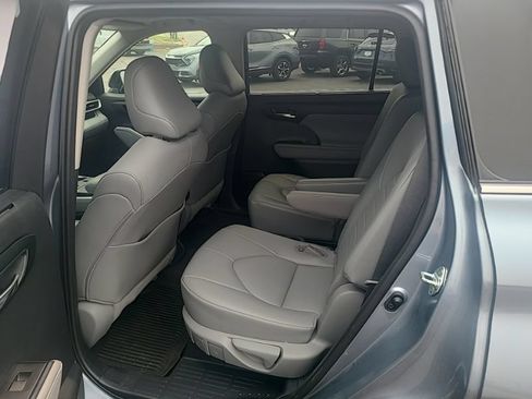 Used 2021 Toyota Highlander XLE AWD/4WD image 12