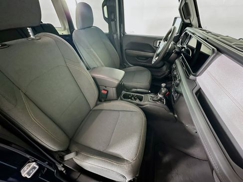 Used 2025 Jeep Wrangler Sahara image 29