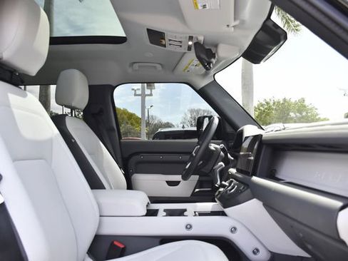 Used 2025 Land Rover Defender 110 X-Dynamic SE image 29