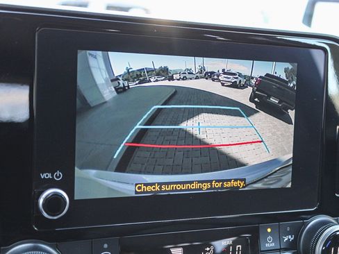 Used 2023 Toyota Highlander XLE FWD image 27