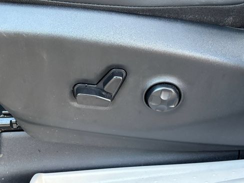 Used 2024 Chrysler Pacifica Touring-L FWD image 18
