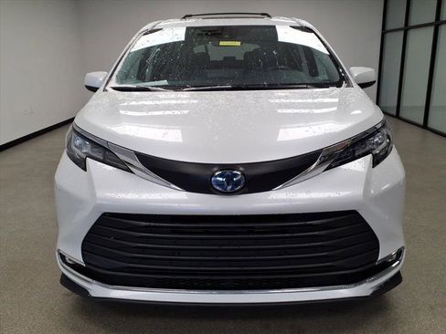 Certified 2023 Toyota Sienna XLE image 7