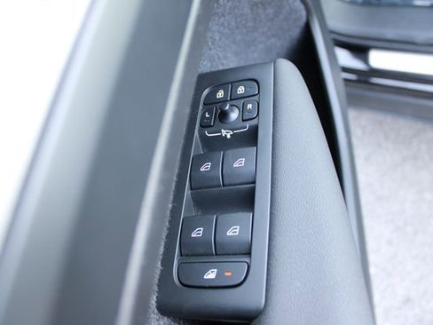 Used 2025 Volvo XC40 B5 Core image 11