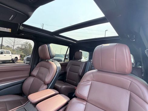 Used 2025 Lincoln Navigator Reserve AWD/4WD image 12