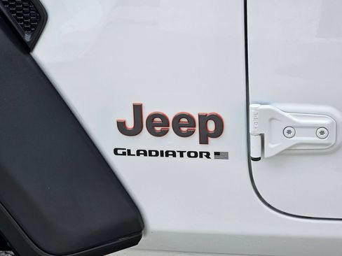 Used 2023 Jeep Gladiator Mojave w/ Cold Weather Group AWD/4WD image 31