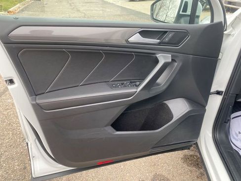 Used 2023 Volkswagen Tiguan SE w/ Panoramic Sunroof Package image 21