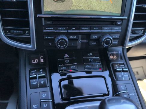 Used 2016 Porsche Cayenne image 18