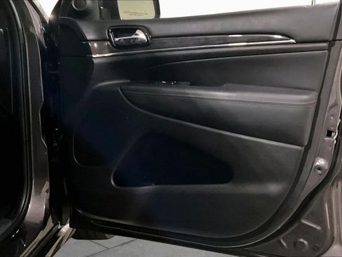 Used 2019 Jeep Grand Cherokee Overland AWD/4WD image 22