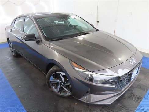 Used 2023 Hyundai Elantra SEL w/ Convenience Package FWD image 5