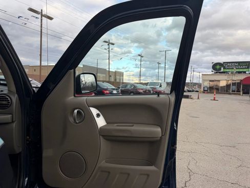 Used 2007 Jeep Liberty Limited image 12