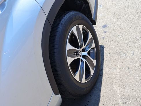 Used 2022 Toyota Highlander XLE FWD image 34