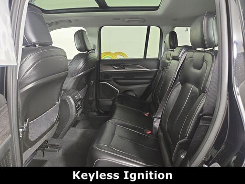 Used 2022 Jeep Grand Cherokee Limited AWD/4WD image 12