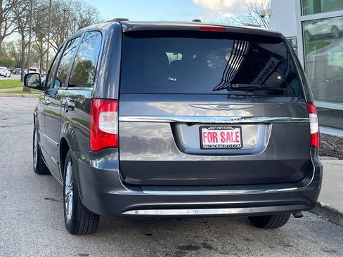 Used 2016 Chrysler Town & Country Touring-L image 7