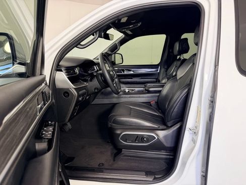 Used 2022 Jeep Wagoneer Series III AWD/4WD image 25
