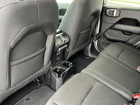 Used 2019 Jeep Wrangler Unlimited Sahara image 35