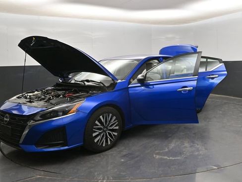 Used 2025 Nissan Altima 2.5 SV FWD image 30