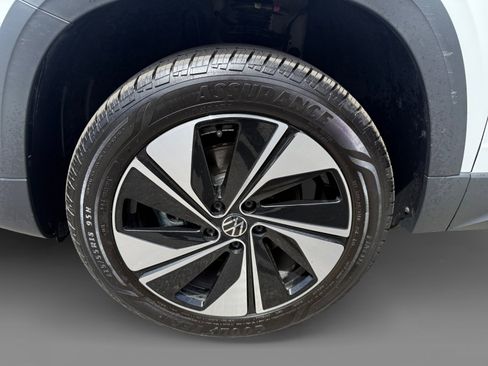 Used 2025 Volkswagen Taos SE w/ Panoramic Sunroof Package AWD/4WD image 9