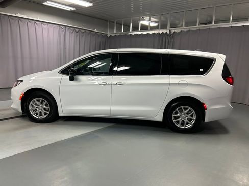 New 2026 Chrysler Voyager LX image 4