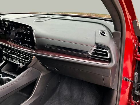 Used 2024 Chevrolet Traverse RS FWD image 19