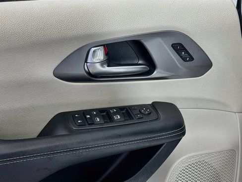 Used 2024 Chrysler Pacifica Touring-L FWD image 17