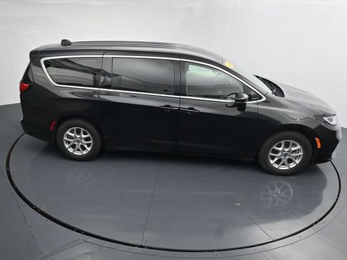 Used 2023 Chrysler Pacifica Touring-L FWD image 31