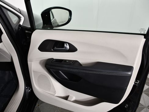 Used 2024 Chrysler Pacifica Touring-L FWD image 40