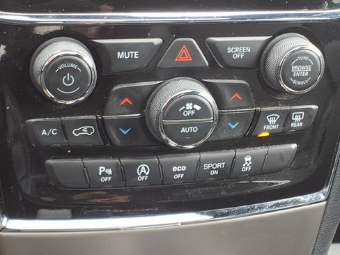 Used 2022 Jeep Grand Cherokee Limited AWD/4WD image 23