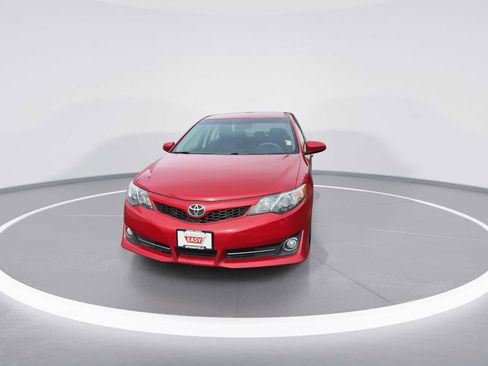 Used 2014 Toyota Camry SE image 3