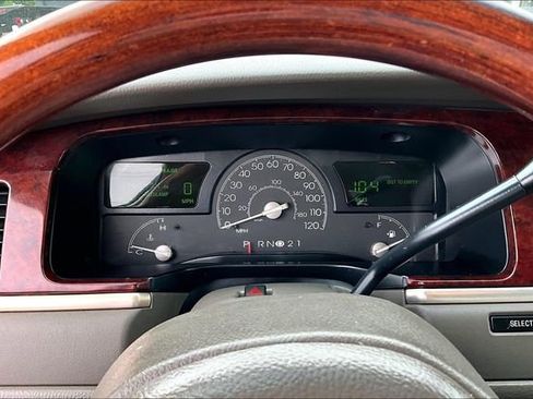 Used 2003 Lincoln Town Car Signature RWD image 12