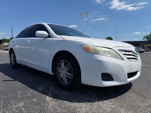 Used 2011 Toyota Camry LE FWD image 3