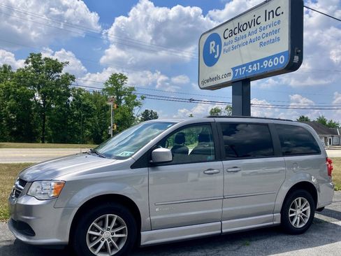 Used 2015 Dodge Grand Caravan SXT w/ Rear Park Assist Package FWD image 2