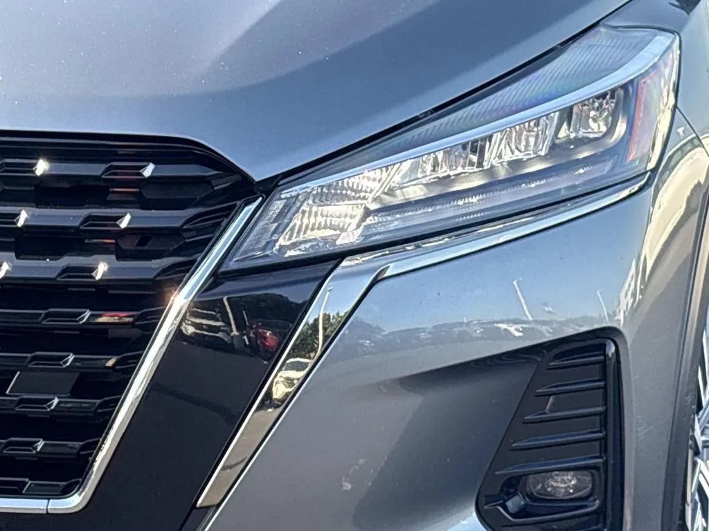 Used 2024 Nissan Kicks SR FWD image 7