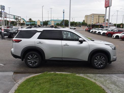 Used 2024 Nissan Pathfinder SV FWD image 15