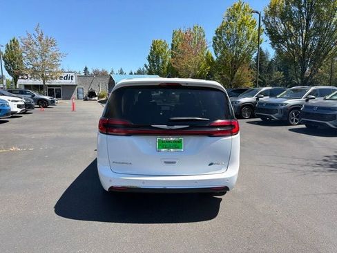 Used 2023 Chrysler Pacifica Touring-L FWD image 7